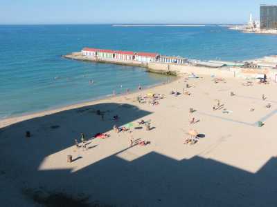 Ammiriamo la spiaggia dall�alto usufruendo della generosit� di una signora che ci fa salire sul terrazzo della propria casa che affaccia sull�arenile